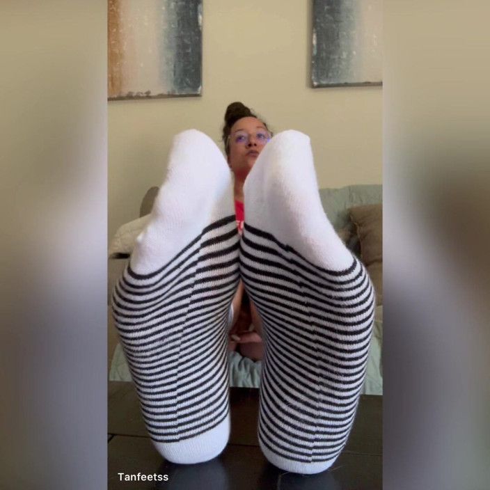 Tan feets: 拉丁女郎tanfeets无声的袜子挑逗不脱光