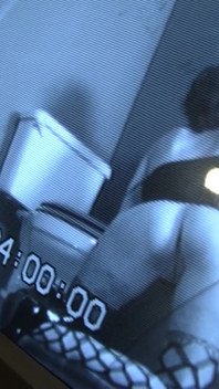 Seksi kızıl saçlı kadın delikten büyük yarakla sürpriz yapıyor ve amına mastürbasyon yapıyor