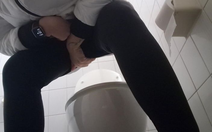 Nicoletta Fetish: Umumi tuvalette osurukların sansasyonel derlemesi ve bu İtalyan orta yaşlı seksi...