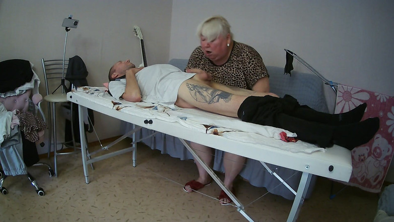 Zona901: Sogra chupa e masturba meu pau na mesa de massagem...