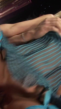 La bionda sexy seduce la sua amica con le sue grandi tette