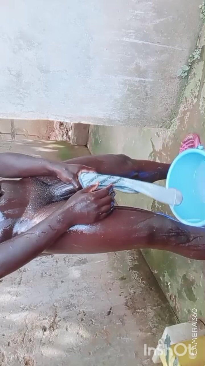 Hongi: Pesta seks panas dengan zakar hitam terbesar di Afrika