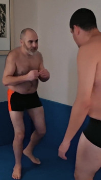 Gutpunching z Mcicem
