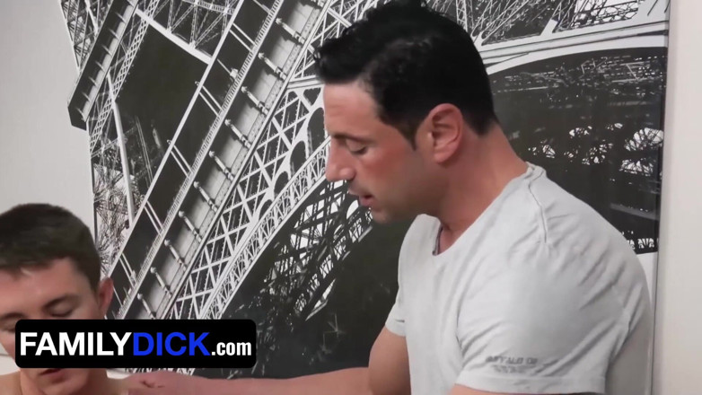 Family Dick: FamilyDick - il patrigno pervertito noleggia il buco del culo stretto...