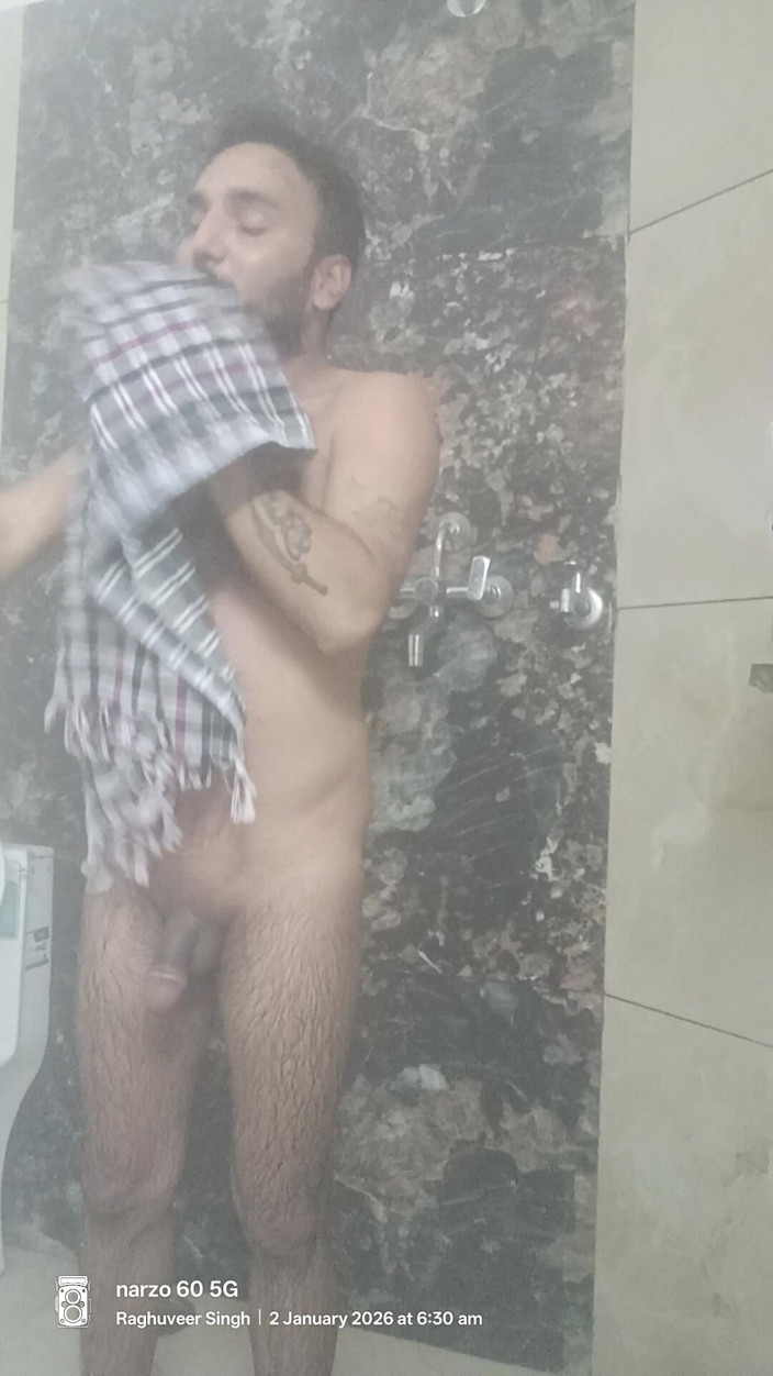 Rajasthani-old-lover: Hintli desi adam komşusuyla duş ve mastürbasyon gösterisinin tadını çıkarıyor