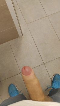 White, Skinny Boy Risky Handsfree Cumshout in Gym