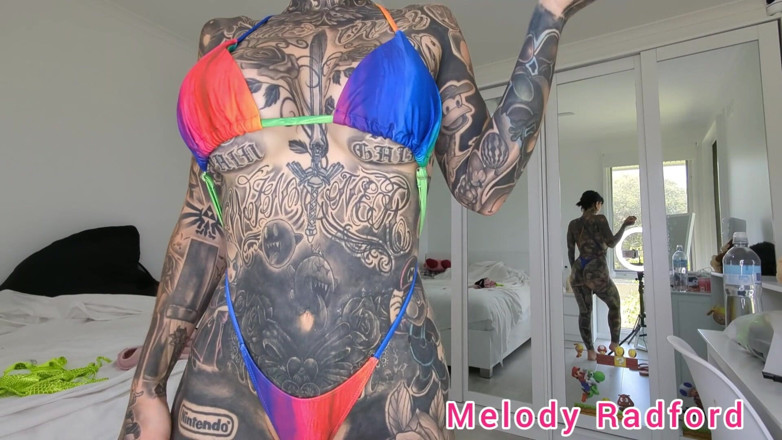Melody Radford: ลองบิกินี่จิ๋วผิวงูเหลืองบน Haul Melody Radford