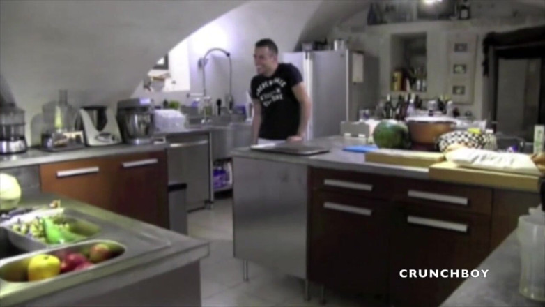 FRENCH AMATORS SEXTAPES: Fucked his straight friend in the kitchen