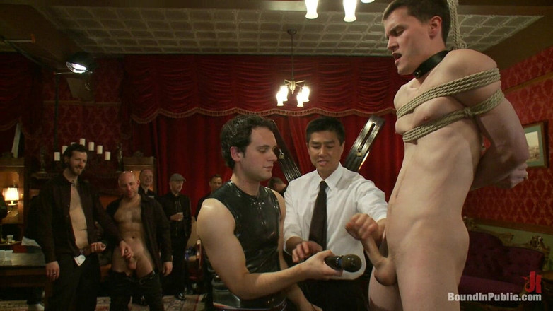 Bound in public: Párty beat a skull šukají velkého čůráka v otroctví.
