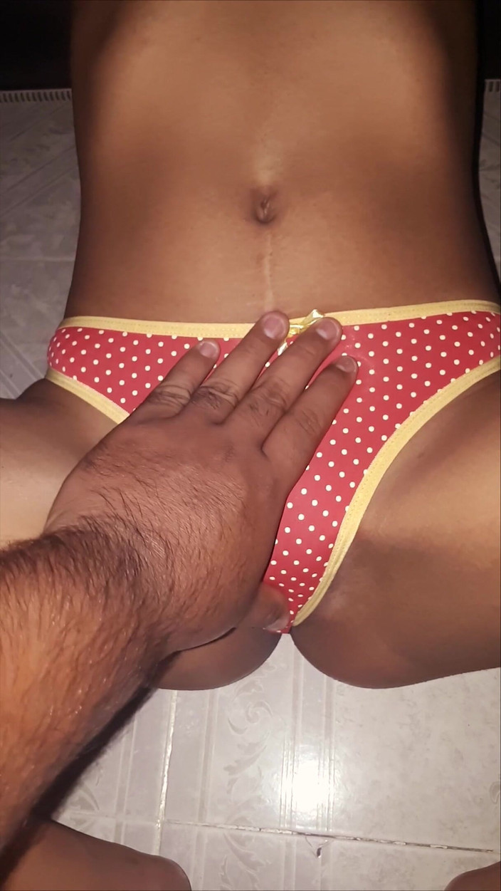 Susyzuperpete: La mia ragazza sexy sisy con un perizoma giallo geme...