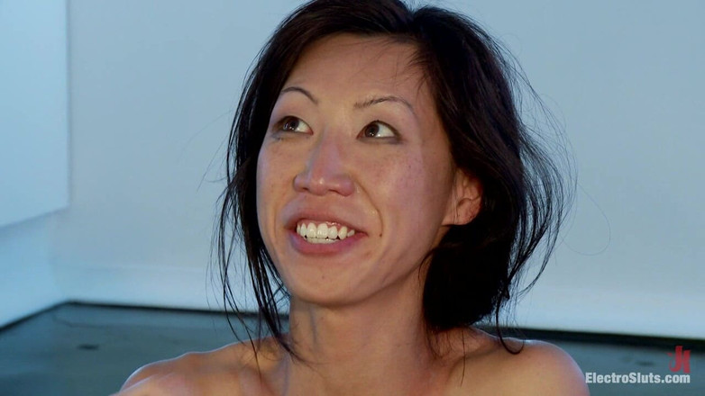 Electrosluts by Kink: Tia Ling принимает жесткий электросекс с двойным проникновением!