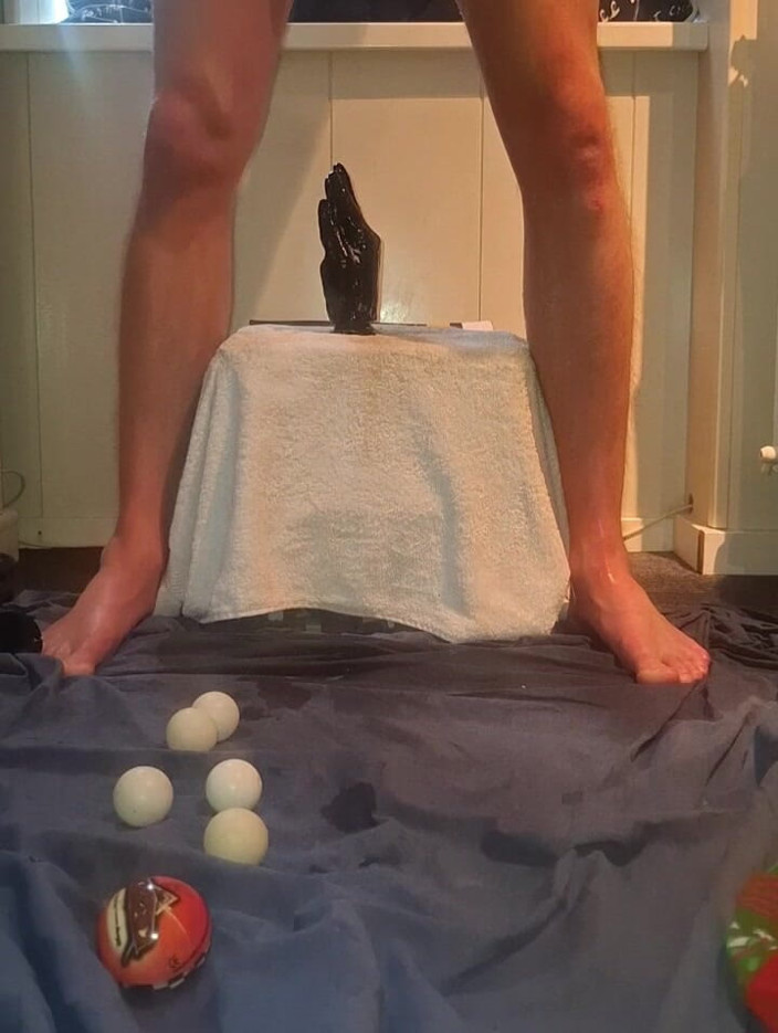 NoFace Twink X: Solo schwules analspiel - riesige dildos, Socken und eier im Arsch