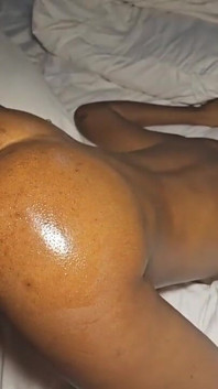 Uită-te la sperma care țâșnește din pizda asta creampie