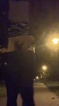 Si jalang mengongkek dirinya terhadap lamppost