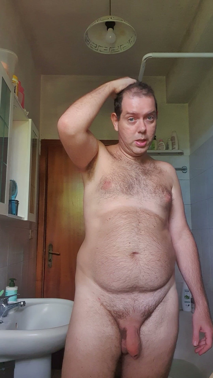 Mirko2589: Nue dans la salle de bain avec un chapeau