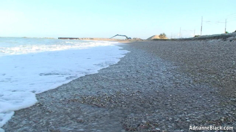 Only Big Melons: La formosa adrianne gioca sulla spiaggia