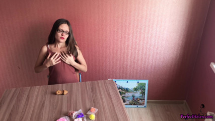 PerfectHelen: Napalona laska, 1 miesiąc bez seksu, masturbuje się postaciami z plasteliny...