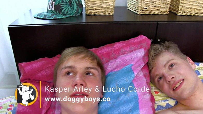 Doggy boys: Kasper Arley e Lucho Cordel esguichando grandes cargas cremosas juntas