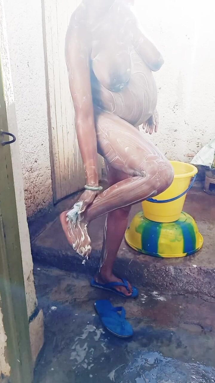 Me and my new slut: La mia ragazza incinta fa il bagno all'aperto in un...