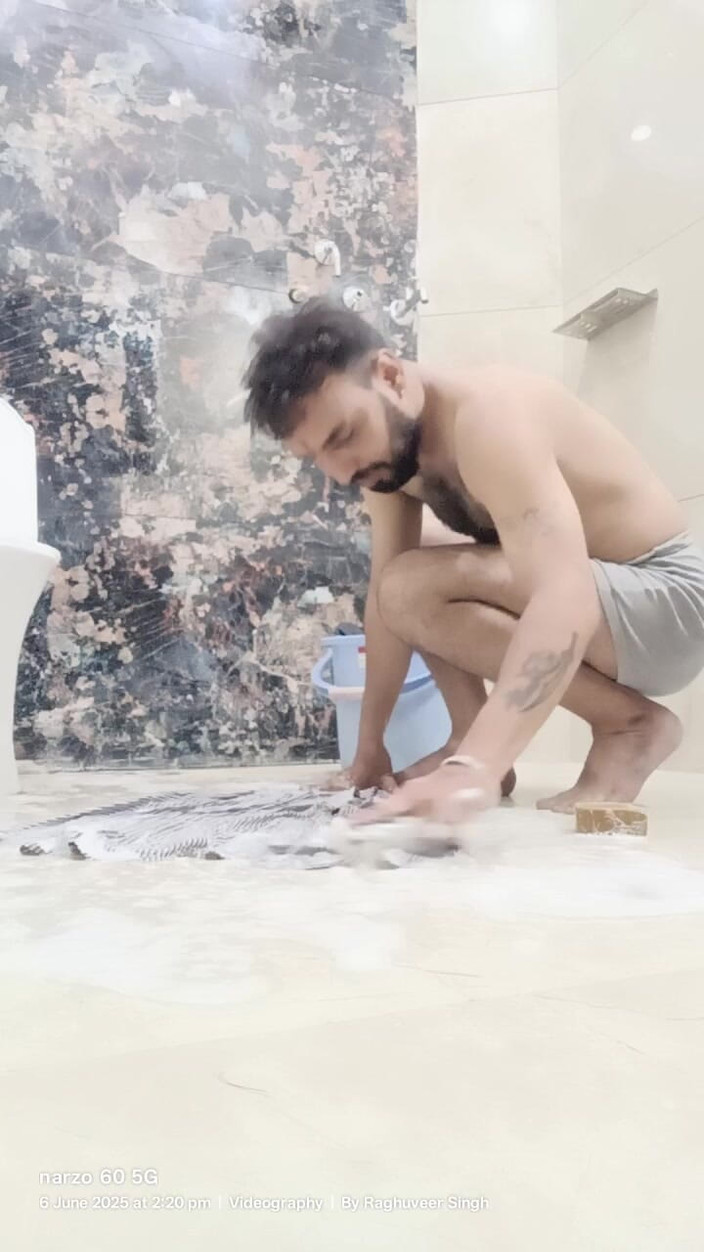 Rajasthani-old-lover: Indischer stiefvater stiefvater genießt dusche