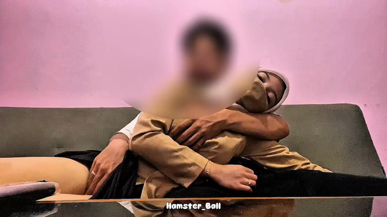 Hamster_Ball: 18+ зрадлива студентка в хіджабі вчиться трахатися у вітальні, коли нікого немає вдома