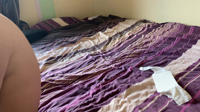Frequentmasturbation: Krásná brunetka v bílých síťovaných punčochách a perfektní stydké pysky...