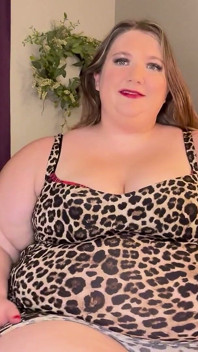 Bella donnona kayla peach si spoglia e si masturba