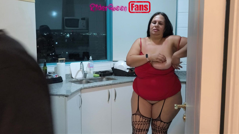 Riderqueen: Sexy stiefmoeder in de keuken - video voor fans