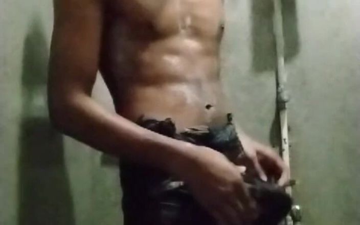 Deshi boys: सुंदर सेक्सी बांग्ला लड़का खुद शौचालय में मजा ले रहा है