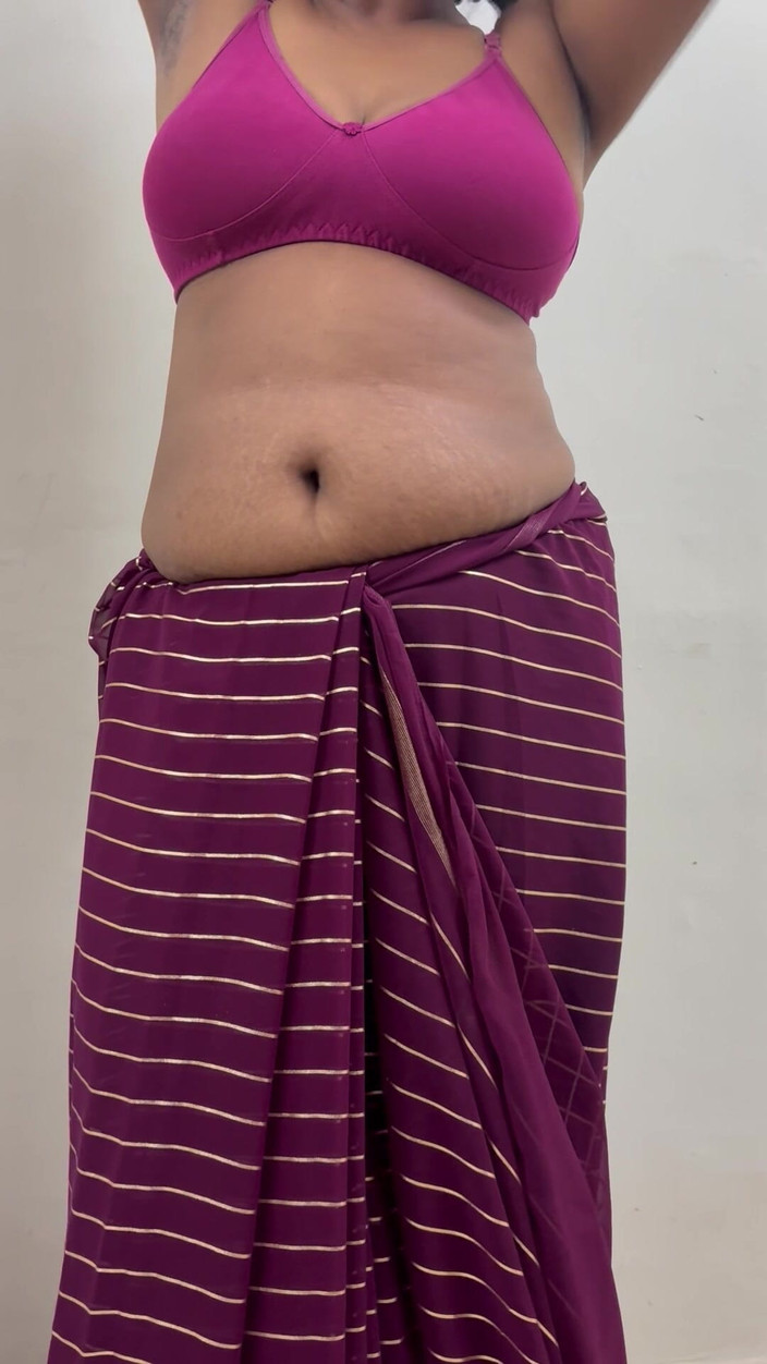 Anajanadevi: Spettacolo di mallu Navel