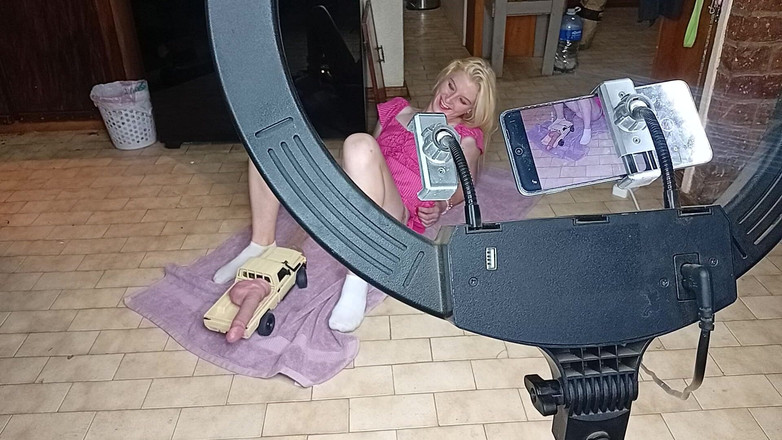 18blondteen: RC carwith ngentot memek berusia 19 tahun dengan dildo