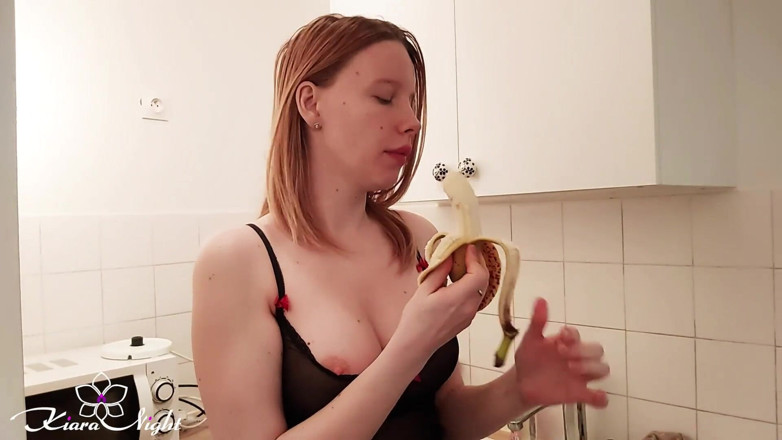 Kiara Night: Nena en lencería se masturba el coño y tiene un...