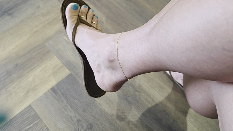 Bella Roma: Flipflop menjuntai dengan kaki berkeringat