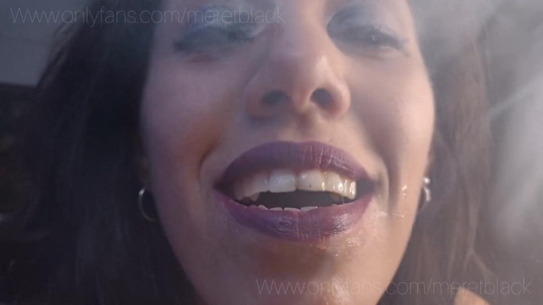 Meretblack: Fetiche De Humo, Con Mamada Sexy