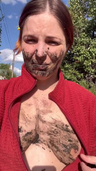 Облизування бруду, плювки з доріжки, прогулянка з брудом на обличчі та цицьки