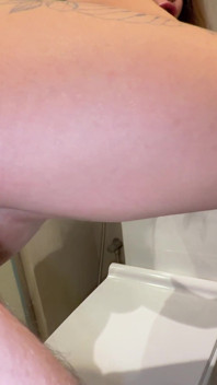 私はいつもどこでも義理の妹とセックスしています。トイレ。