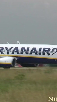 巨乳の航空機メカニック