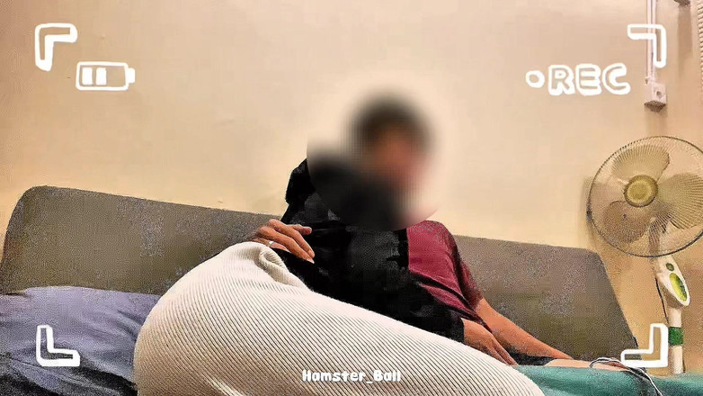 Hamster_Ball: Любительська камера, студентка та її хлопець у вітальні вчаться робити мінет