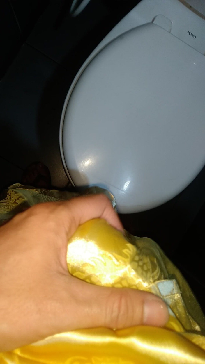 Naomisinka: Crossdresser acabando con pijama de satén