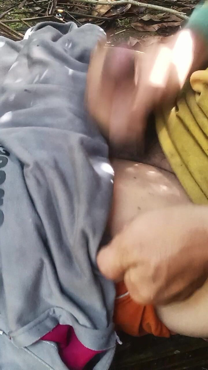 AdmHell: ヤシの木の下で震えている大人
