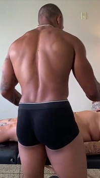 Massaggiando un corpo lussurioso di una tettona jadynn stones