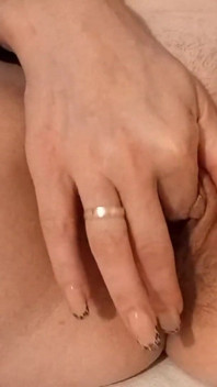 Bella masturbiert