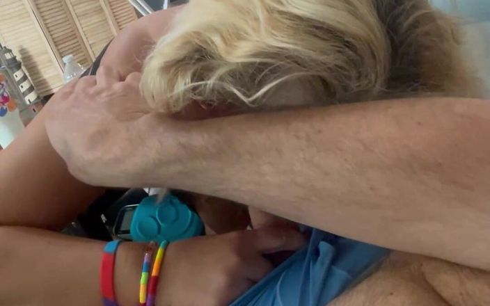 Dominator13: Schneller küchen-blowjob und von hinten gefickt