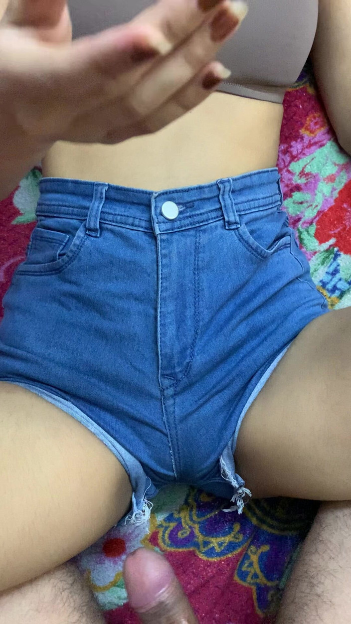 Riya mickey: Adik tiriku pulang terlambat bikin aku sange berat dan nyepong...