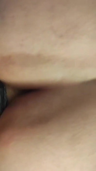 Penembusan berganda dengan strap-on untuk MILF montel seksi!