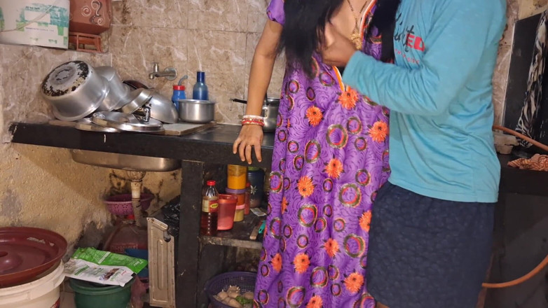 Shima kumari44: Indická desi vesnice Bhabhi a Devar tvrdé šukání v kuchyni XXX...