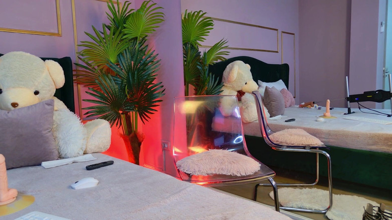 KirraWhite: Zralá blonďatá MILFka si hraje s její malou kočičkou