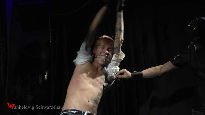 Wanheldvig: Nicky ligotée et chatouille