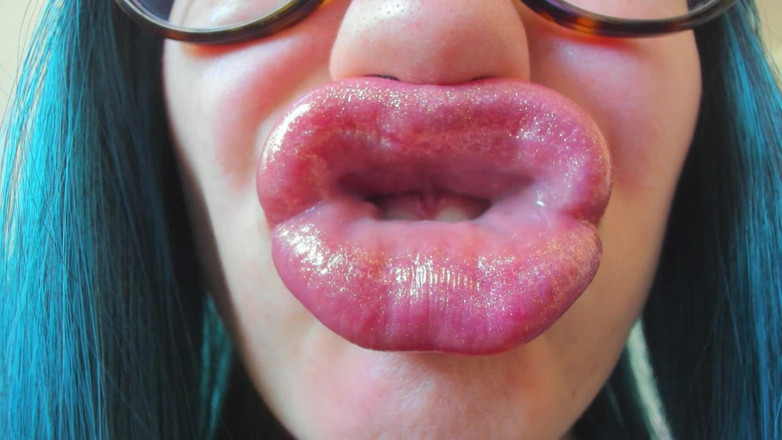 Rarible Diamond: 輝く唇のクローズアップでふくれっ面