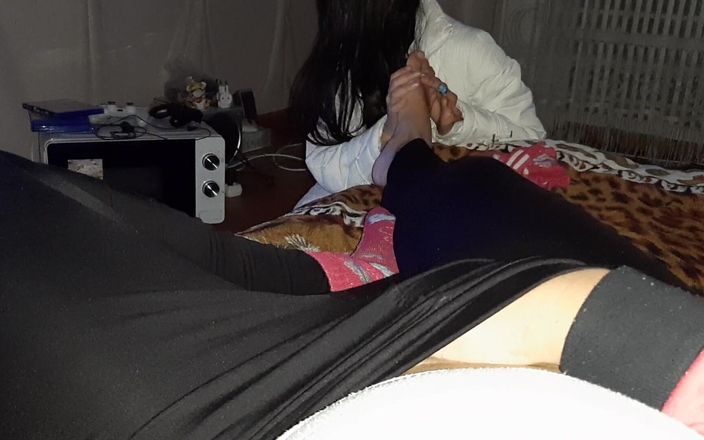 Lesbian-candys: While My Girlfriend Watches a Movie and Massages My Legs,...